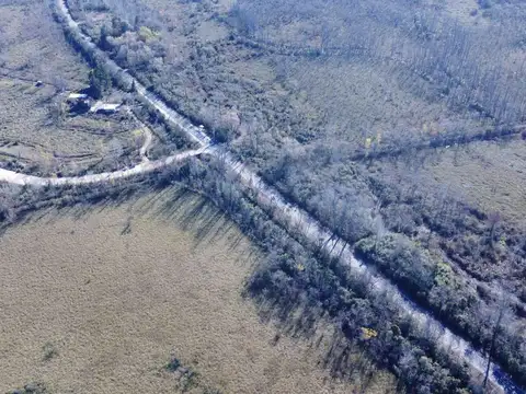 Campo con frente al arroyo las rosas