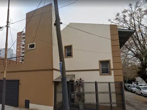 EXCELENTE CASA CON 3 DORMIT UNO EN SUITE CON PARQUE Y GARAJE