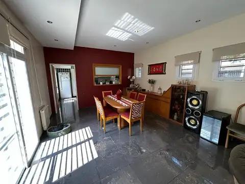 EXCELENTE CASA CON 3 DORMIT UNO EN SUITE CON PARQUE Y GARAJE