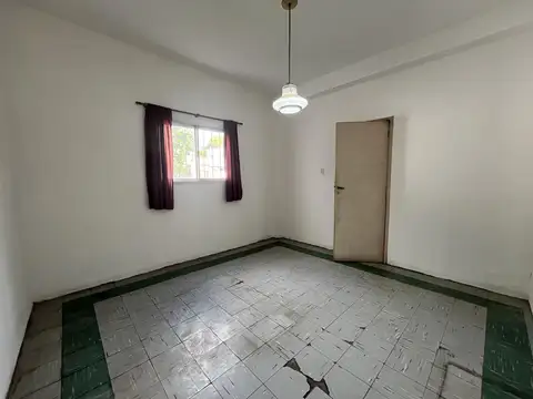 Casa en  venta 4 amb. con jardín y entrada p/auto