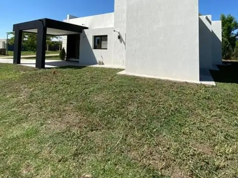 Casa en Venta con 3 cocheras