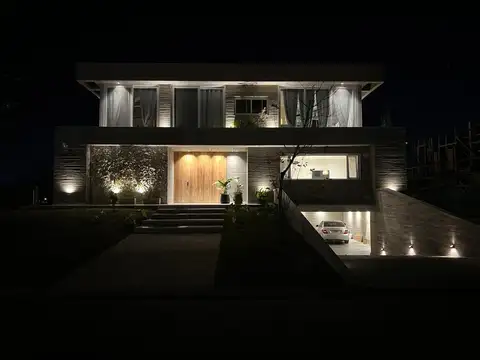 Casa en Alquiler con 4 cocheras