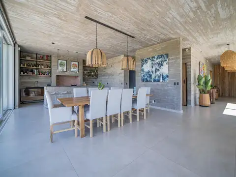 Casa en Alquiler con 4 cocheras