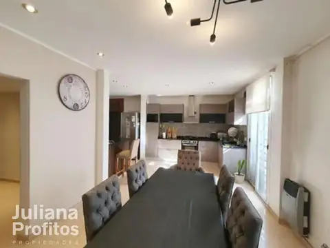 Casa 6 ambientes con 2 baños