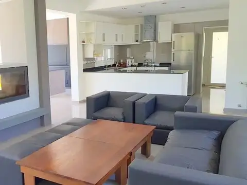 Casa en Alquiler con 2 cocheras