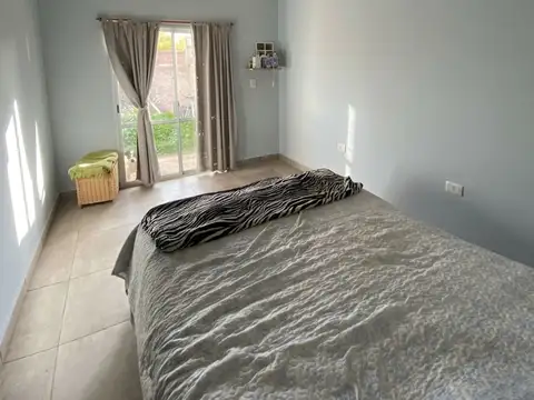 Casa en Alquiler con 2 cocheras