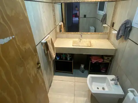 Casa 8 ambientes con 2 baños