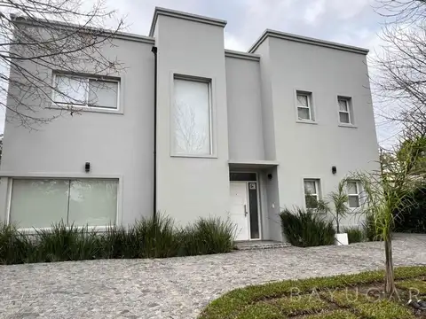 Casa en Venta con 2 cocheras