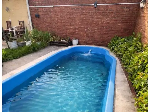 Casa 8 ambientes con 2 baños