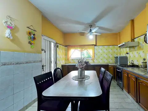 VENTA CASA 7 AMBIENTES CASTELAR PERMUTA APTO CREDITO FINANCIA