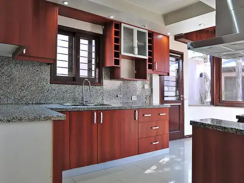 Casa 7 ambientes con 4 baños