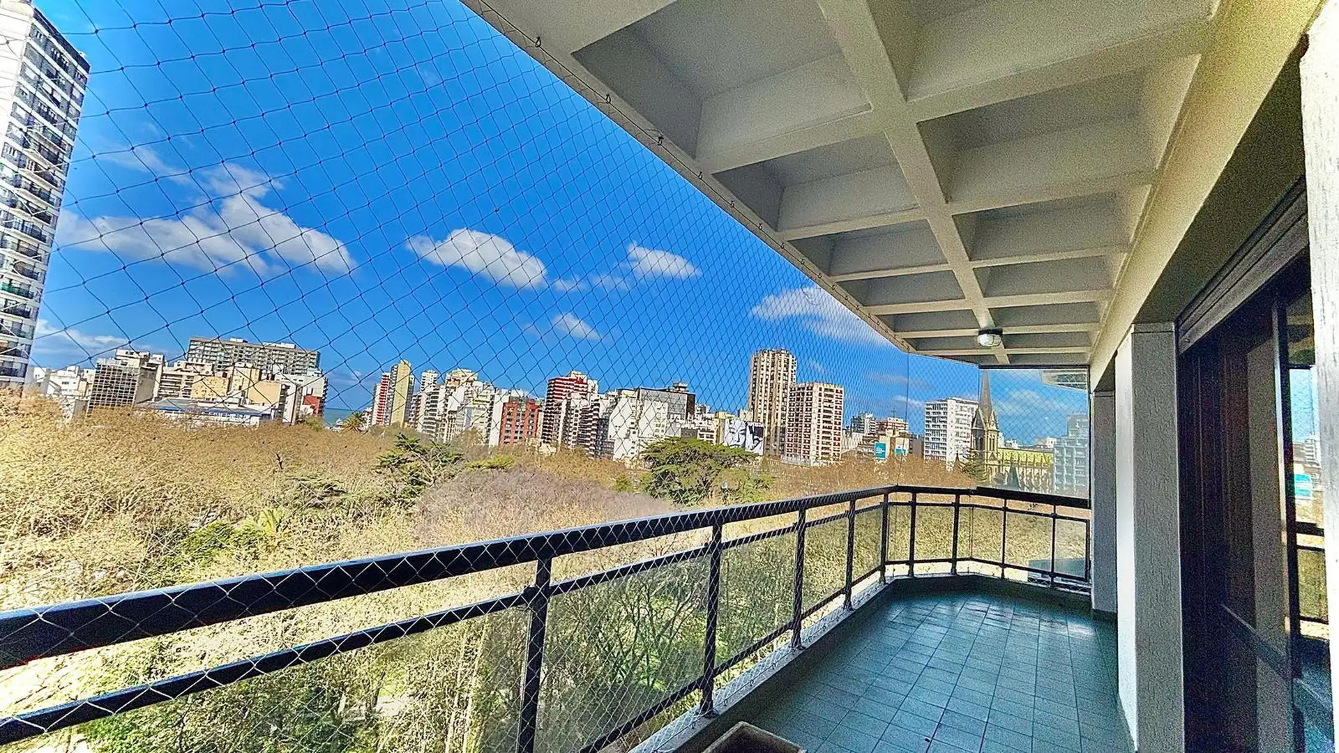 Depto 3 amb, 132m² con cochera fija — Centro