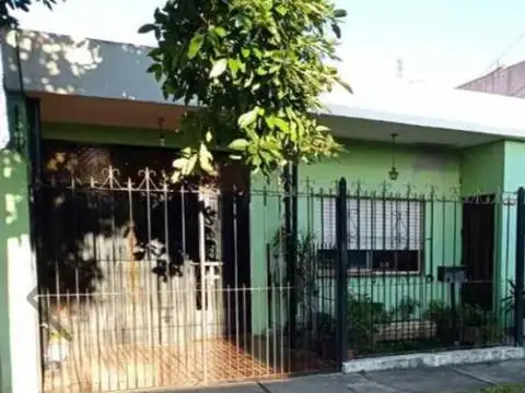 Casa en venta - 3 Dormitorios 2 Baños - Cochcera - 300Mts2 - Ituzaingó 