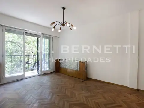 Departamento 3 Ambientes frente a la Plaza - Excelente  