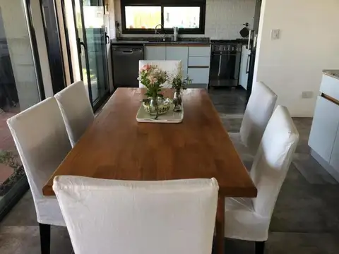 Casa 5 ambientes con 3 baños