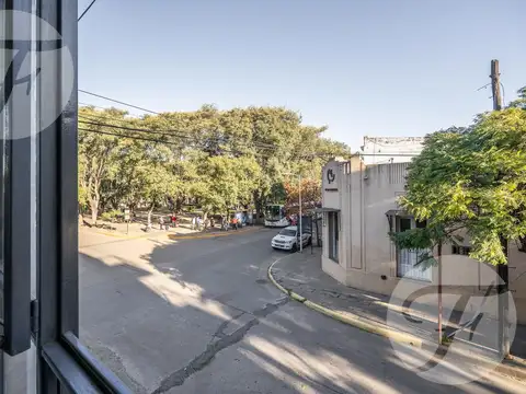 Oficina en esquina céntrica – Luz, ubicación y potencial en San - Frente a la plaza Belgrano