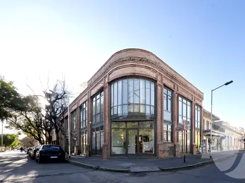 Oficina en esquina céntrica – Luz, ubicación y potencial en San - Frente a la plaza Belgrano