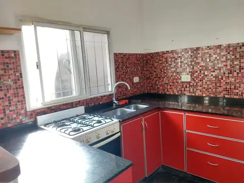 Santos Lugares. PH 3 amb. 1° piso x esc. c/patio y terraza