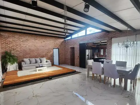 Casa en venta - 2 Dormitorios 2 Baños - Cocheras - 1.050Mts2 - Chascomús