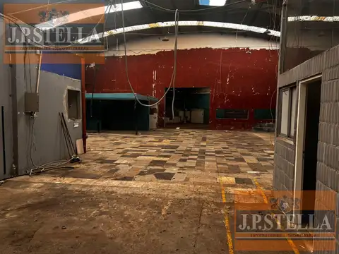 Galpón Comercial con salida a 2 Calles - 650 m² Cubiertos - San Justo