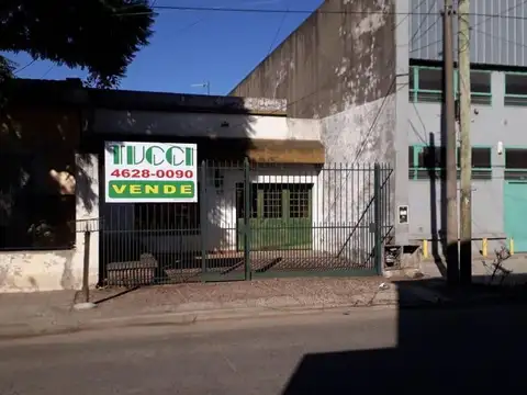 CASA TRES AMBIENTES - A METROS DE AVENIDA RIVADAVIA MORON