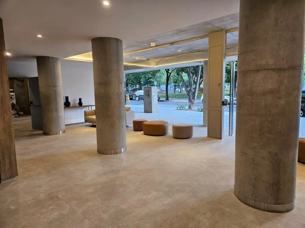 Charlone 1400, Piso 4
