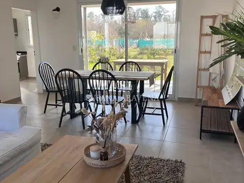 Casa 4 ambientes con 2 baños
