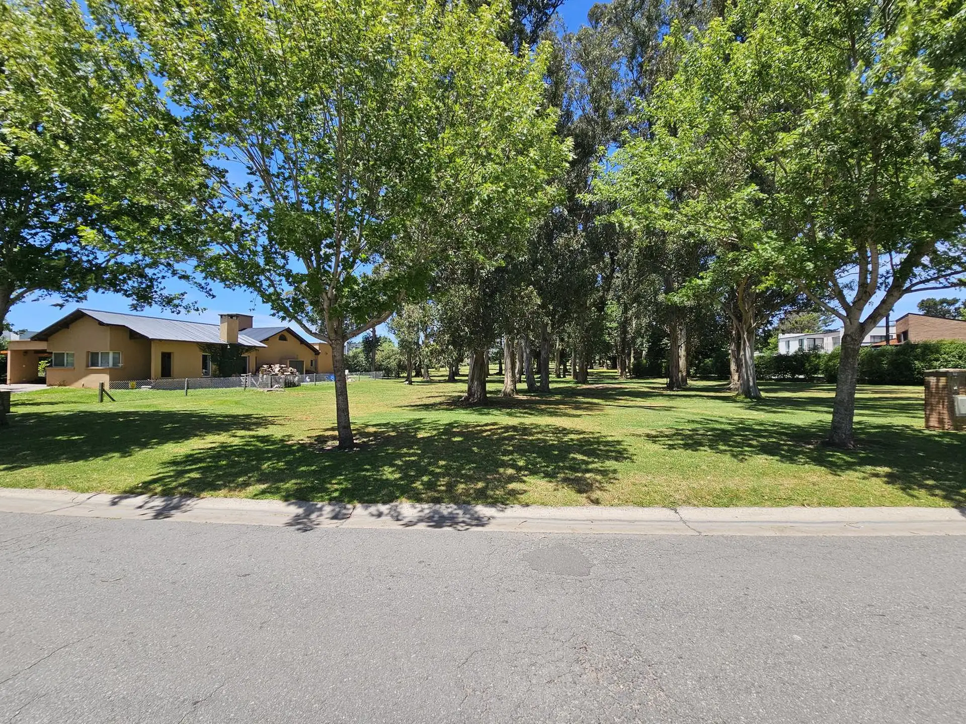 Lote en el excelente barrio privado Arenas del Sur
