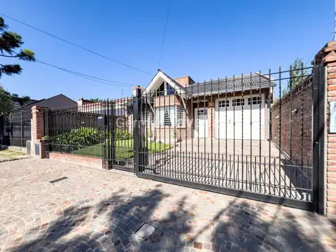 Casa en Venta con 2 cocheras