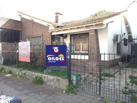 Venta de Chalet 2 Amb. S/Lote 10x17M²  en  Villa Sarmiento -  A Reciclar