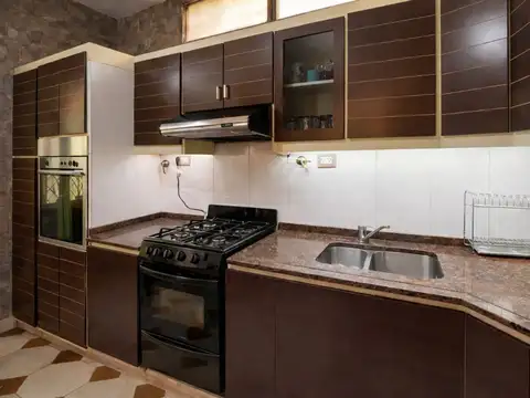 CASA 3 AMB CON PATIO, LAVADERO Y COCHERA + LOCAL!