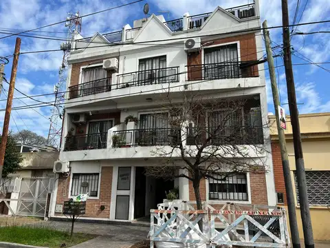 EN VENTA EN CASEROS DEPARTAMENTO 3 AMBIENTES  EN PRIMER PISO AL CONTRA FRENTE - FICHA 9642