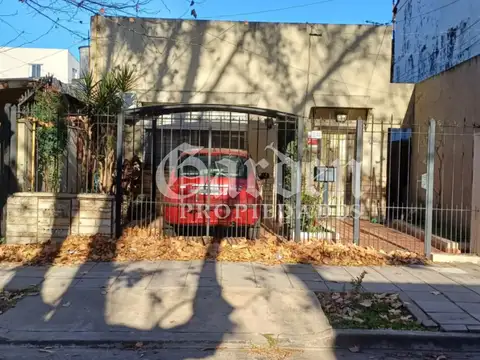 Excelente casa sobre lote de 165 m2. Cochera. 2 Dormitorios. 2 baños. Patio. Ambientes amplios.