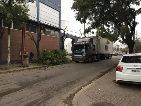 Alquiler de deposito con oficinas en zona Oeste