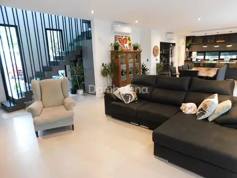 Casa 7 ambientes con 3 baños
