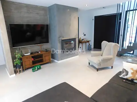Casa en Venta con 2 cocheras