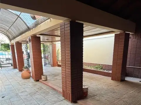 Casa en Alquiler con 2 cocheras