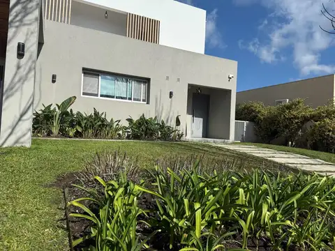 Casa  en Venta en Santa Guadalupe, Pilar del Este, Pilar