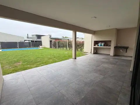 Casa en Venta con 4 cocheras