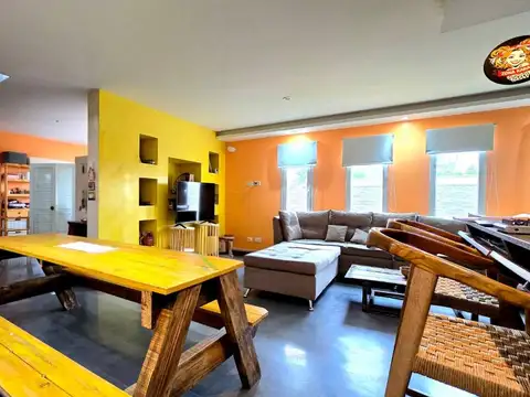Casa 4 ambientes con 2 baños