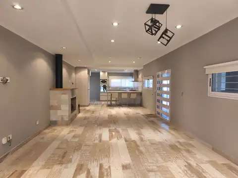Casa en Alquiler con 2 cocheras