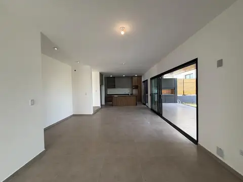 Casa 4 ambientes con 3 baños