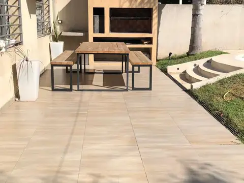 Casa moderna de 3 ambientes ubicada en Banfield Este