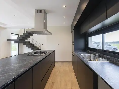 Casa 6 ambientes con 3 baños
