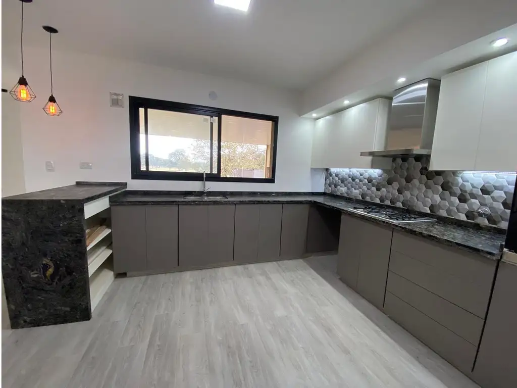 Casa - 180  m² | 4 dormitorios | A Estrenar | 3 baños