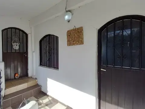 VENTA CASA CON 3 DEPARTAMENTOS BARRIO ACOSTA.