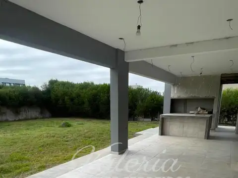 Casa 4 ambientes con 3 baños