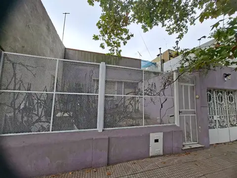 Excelente  Casa a Reciclar, sobre lote de 8,66 x 22,75