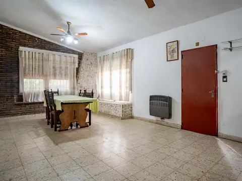 Casa 5 ambientes con 3 baños