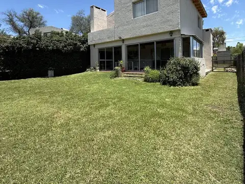 Casa 4 ambientes con 2 baños